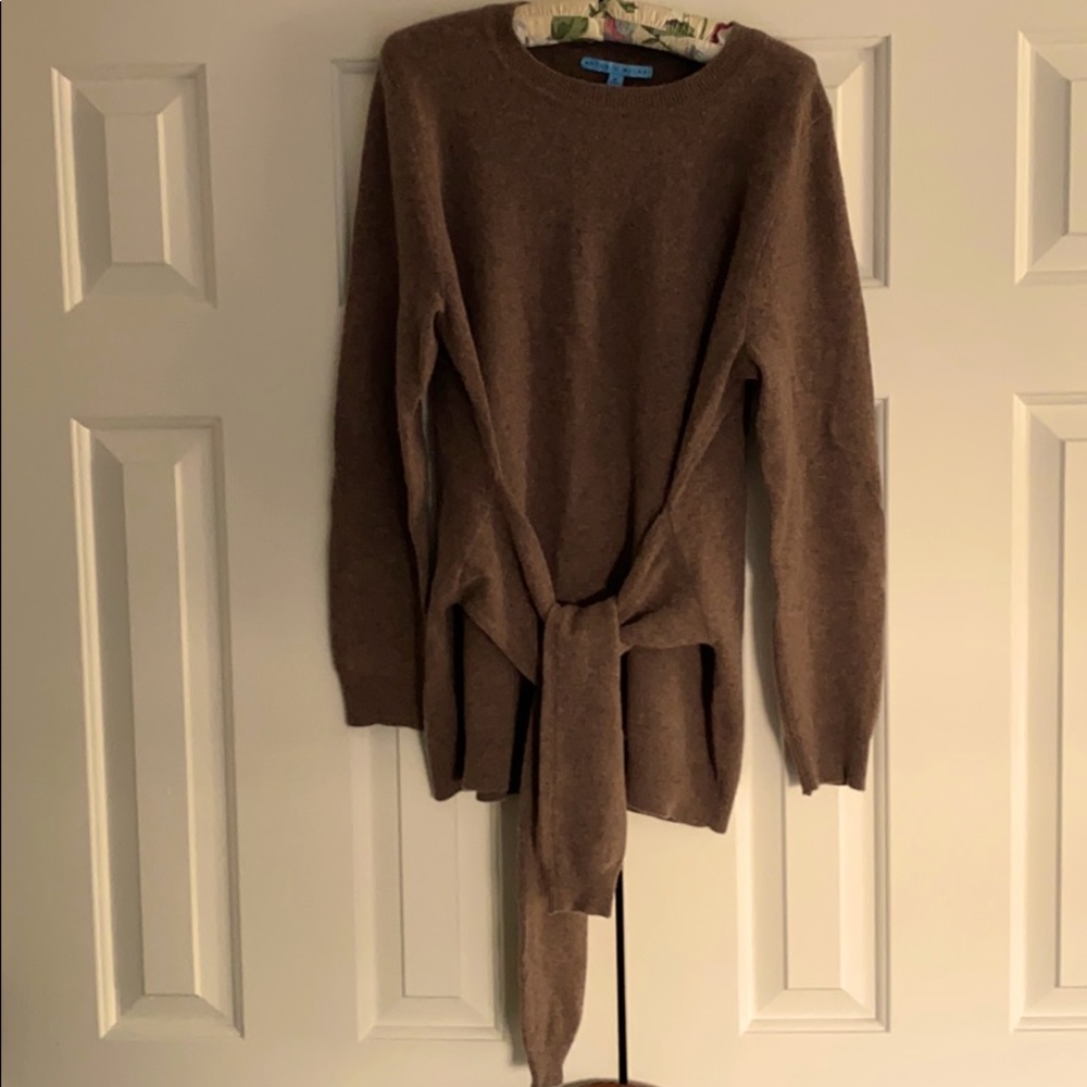 100% cashmere tunic with extra tie detail. Awesome